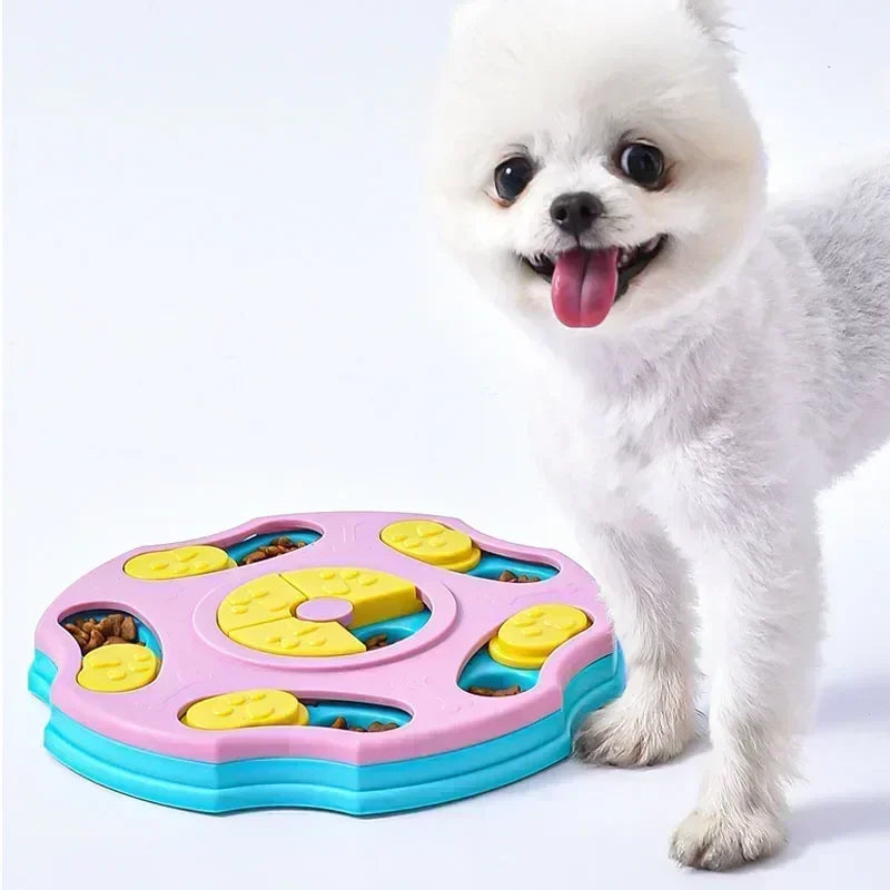 " petit chien blanc utilisant une mangoire interactive pour manger plus lentement "